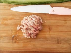 奈瓷刀将瘦肉进行：正面斜切，反面斜切，再翻面切成颗粒，再剁碎就好了，奈瓷刀很适合我们女人使用：切肉更加轻松、不会崩口、享受用刀的轻松和乐趣、远离重金属。