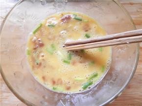 将蛋液和肉末搅拌均匀。