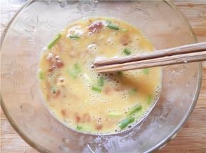 将蛋液和肉末搅拌均匀。