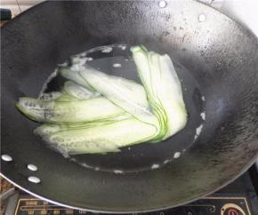 锅置电磁炉煮开水，放青瓜片焯半分钟。