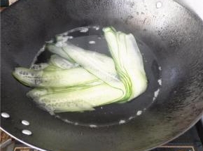 锅置电磁炉煮开水，放青瓜片焯半分钟。