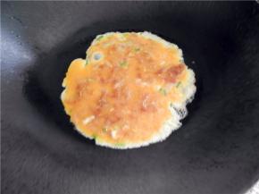 热锅放花生油，放鸡蛋煎。