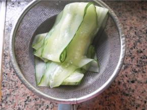 将青瓜片捞出，沥水。