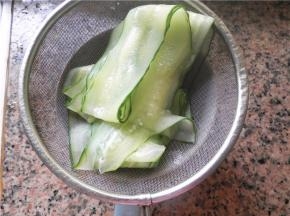将青瓜片捞出，沥水。