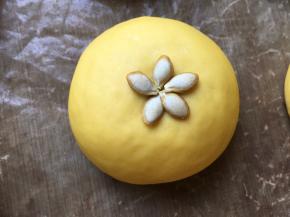 拿出来加一点南瓜籽装饰