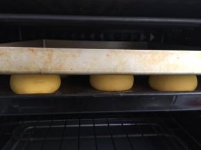 烤箱预热，160度20分钟，压一个烤盘在上面定型