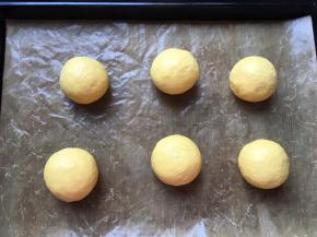 一个一个排烤盘里，放烤箱发酵40分钟