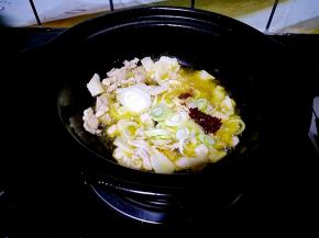 再加入少许花椒粉和一小勺的郫县豆瓣酱。