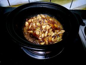 再加入少许的生抽，翻炒均匀，爆出香味儿。