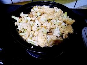 倒入提前洗干净掰成小朵的菜花。