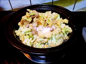 烧出汤汁之后加入少许盐，翻拌均匀。