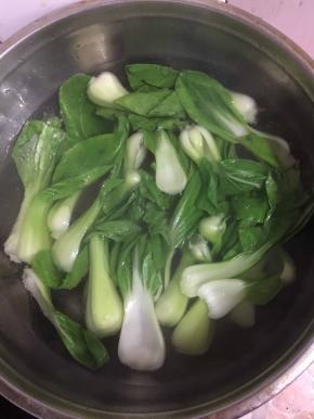 水烧开后放入一勺盐和几滴油，再把上海青放进去焯水2分钟左右即可捞出备用！