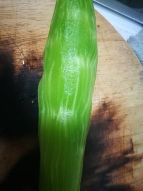 莴笋去皮洗净，一些白色纤维要刮掉，影响口感