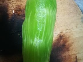 莴笋去皮洗净，一些白色纤维要刮掉，影响口感