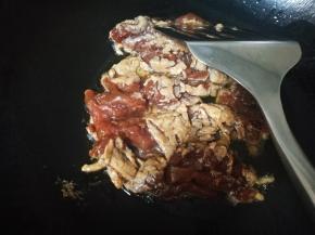 锅烧热，倒入花生油，马上下肉丝，现在提倡热锅凉油炒菜，这样下肉丝不粘锅