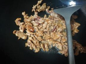 炒到肉丝变色，7成熟