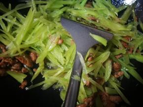 倒入莴笋丝翻炒