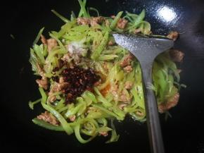 炒到肉熟，莴笋变软，加盐和少许老干妈翻炒均匀，盖盖焖一会会即可起锅！盐可以多给点，一会面条里就不用加盐了。