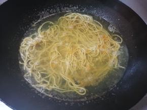 锅中倒水烧开，下入面条，苦荞面是黄色的哦，很黄，因为含有丰富的黄酮！