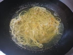 锅中倒水烧开，下入面条，苦荞面是黄色的哦，很黄，因为含有丰富的黄酮！