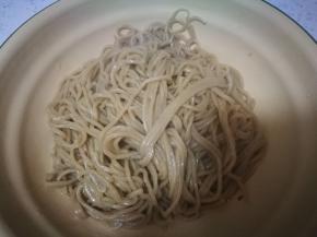 晚上光线问题，苦荞面条是非常明显的暗黄色！新鲜面条，再次烧开，面条都漂起来就熟了，可以起锅了。
