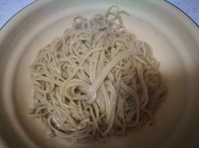 晚上光线问题，苦荞面条是非常明显的暗黄色！新鲜面条，再次烧开，面条都漂起来就熟了，可以起锅了。