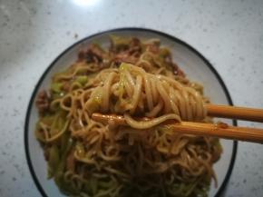 莴笋肉丝和面条拌一起，看，很劲道吧！那种一煮就软烂的面条不适合拌哦，会成糊糊。。。