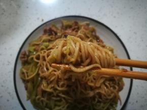 莴笋肉丝和面条拌一起，看，很劲道吧！那种一煮就软烂的面条不适合拌哦，会成糊糊。。。