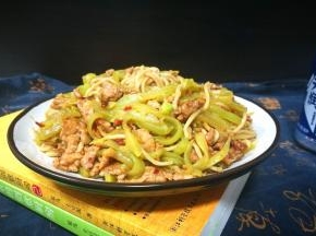 可以依个人喜好加生抽，香油，醋等等，味道更好哦！