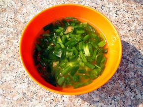 把姜拍一下，葱切碎，放入水中浸泡四个小时，做成葱姜水。