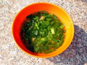 把姜拍一下，葱切碎，放入水中浸泡四个小时，做成葱姜水。
