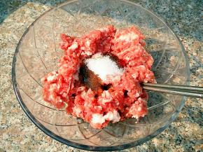 再把猪肉和调味料全部倒入碗中，拌匀。