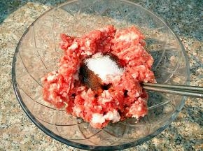 再把猪肉和调味料全部倒入碗中，拌匀。