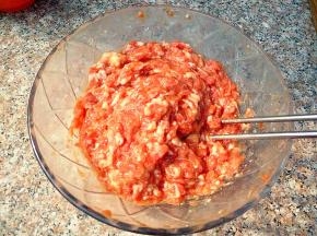 在少量多次的加入葱姜水，顺时针搅拌上劲。再放入冰箱冷冻两个小时(方便后面的操作)。