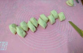 搓成长条，切成小段(约35到40克)。