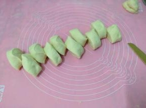 搓成长条，切成小段(约35到40克)。