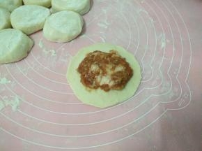 用擀面杖擀成四边薄，中间厚的片，放上馅料。
