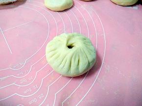 这个得多练练哈，也讲不来到底怎么弄，大家可以到百度上面查下视频。
全部做好后盖上一层湿布。将其发酵至两倍大，用手按一下一个坑，直接弹会来的状态。