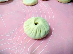 这个得多练练哈，也讲不来到底怎么弄，大家可以到百度上面查下视频。
全部做好后盖上一层湿布。将其发酵至两倍大，用手按一下一个坑，直接弹会来的状态。