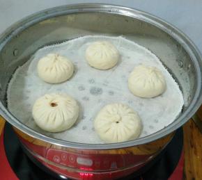 放入已经上汽的蒸锅，大火蒸个十分钟即可。