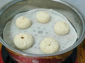 放入已经上汽的蒸锅，大火蒸个十分钟即可。