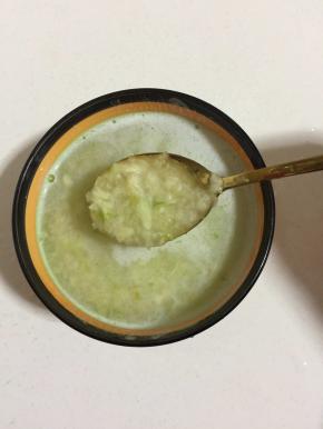 蒜瓣加入一勺盐用兑窝捣成蒜泥，加入适量的凉开水搅拌均匀成蒜汁儿备用！(一次可以多做一点儿，放在干净的无油无水的容器中密封，放在冰箱冷藏保存，吃的时候直接取一点即可，很方便哦！)