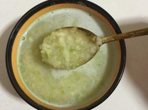 蒜瓣加入一勺盐用兑窝捣成蒜泥，加入适量的凉开水搅拌均匀成蒜汁儿备用！(一次可以多做一点儿，放在干净的无油无水的容器中密封，放在冰箱冷藏保存，吃的时候直接取一点即可，很方便哦！)
