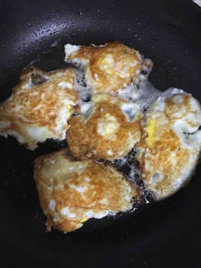 鸡蛋用平底锅煎至两面金黄色即可！