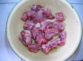 准备好猪脊骨；漂洗净血水。