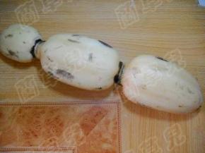 准备好莲藕；除去外皮。