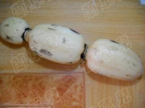 准备好莲藕；除去外皮。