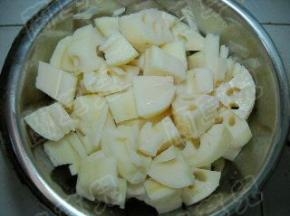 生姜切片；莲藕切好滚刀块，用少许盐腌渍备用。