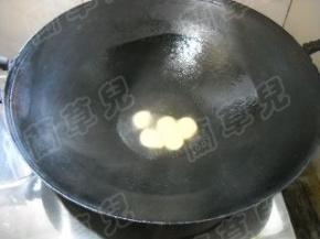 炒锅烧油，生姜片炝锅。