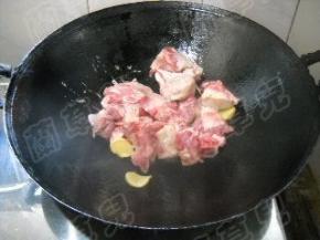 倒入猪骨，翻炒至无血水浸出。